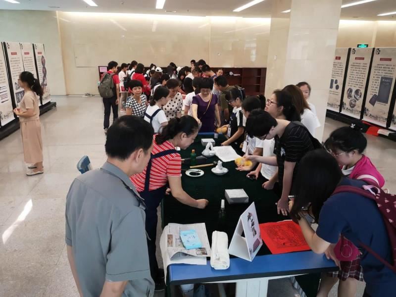 广西图书馆到广西大学开展古籍修复技艺进校园活动