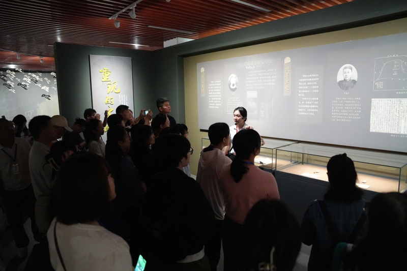 5.学员们参观”殷契刻天下 汉简读中国“殷墟甲骨与居延汉简展.JPG