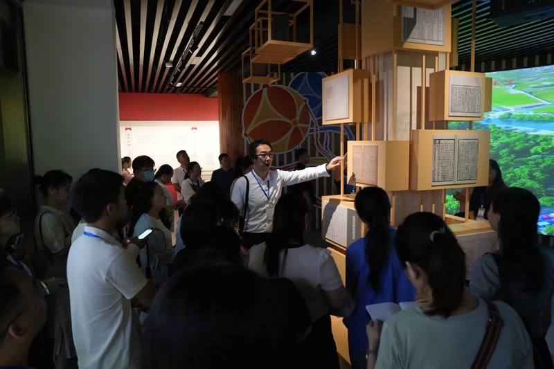 4.学员们参观“钟灵毓秀 桂生于斯”典籍中的八桂文化展.JPG