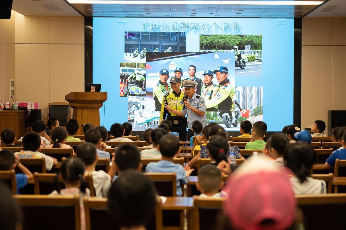 袅袅书香伴成长 交通安全入童心——广西图书馆举办“假如我是交警”少儿劳动教育研学实践活动