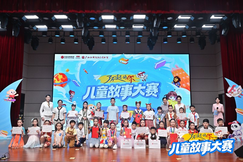 小演员和评委合影留念.jpg 小演员和评委合影留念.jpg