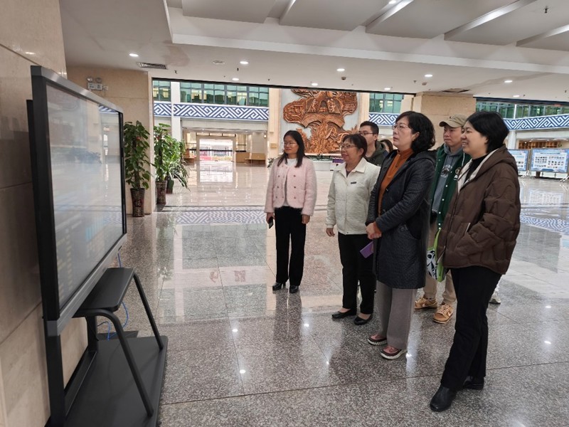 广西图书馆学会前往会员单位南宁学院图书馆开展调研交流