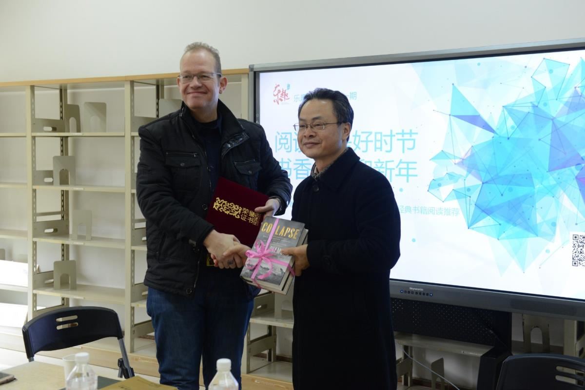 广西图书馆馆长韦江与Edwin先生赠书仪式