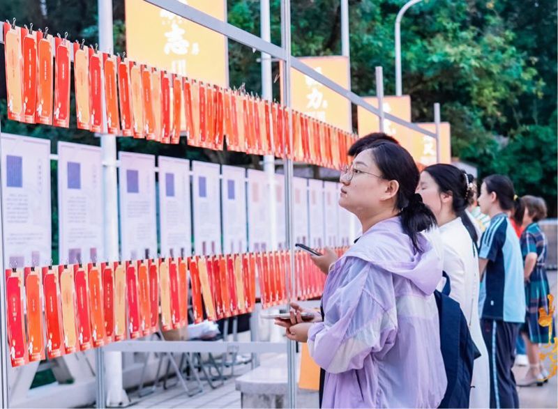 [广西日报]自治区图书馆开展中秋游园文化活动