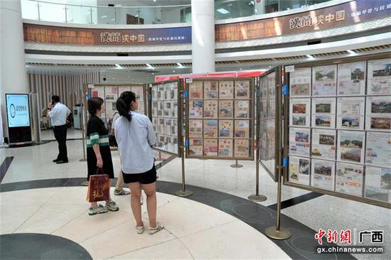 图为读者观看邮展。主办方供图