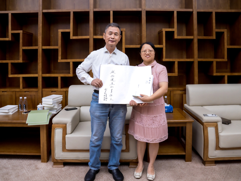 刘力红教授为广西图书馆赠送图书，广西图书馆甘新副馆长接受赠书.jpg