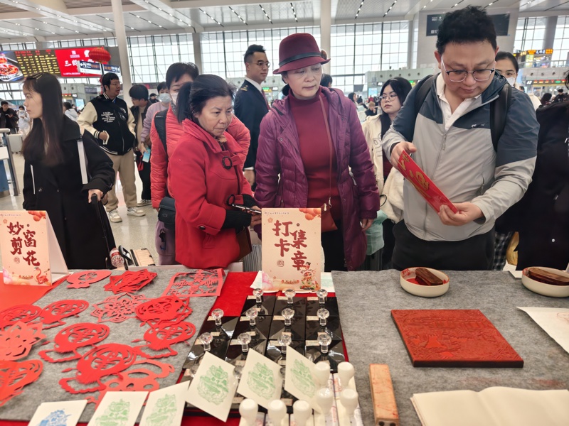 2.旅客积极参与活动，现场氛围热烈.jpg