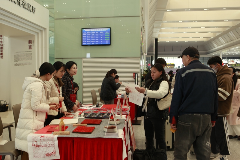 1.旅客体验雕版印刷，把满满的祝福带回家.JPG
