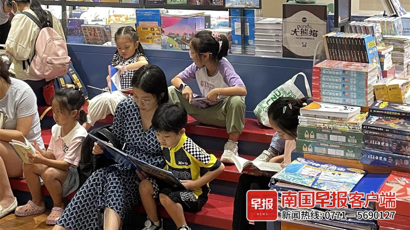 [南国早报]书香伴中秋！文化场馆里开游园会，市民沉浸感受传统佳节的浓情诗意 