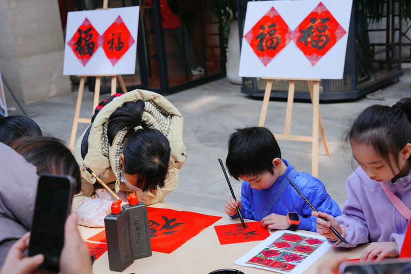 小读者动手写“福”字.jpg