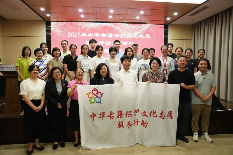 2.启动仪式嘉宾与志愿者合影.JPG