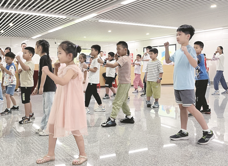 小朋友们学习健身拳.png 小朋友们学习健身拳.png