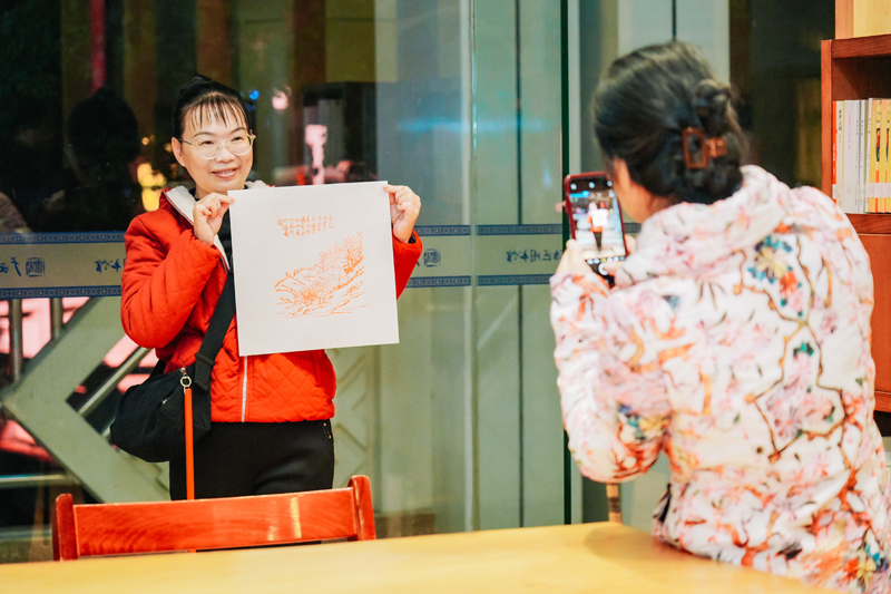 读者拍照留下美好回忆。广西图书馆供图