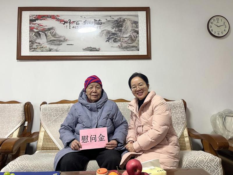 广西图书馆工会新春慰问劳模先进