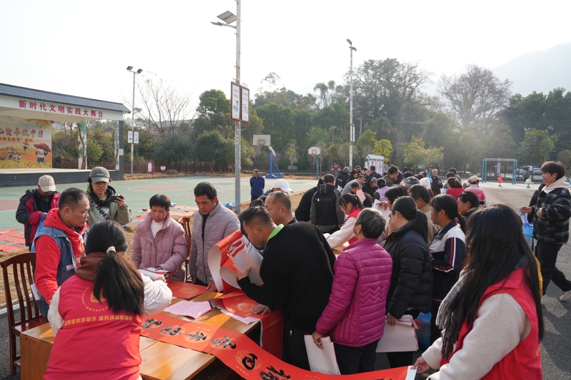 笔墨凝香送春联文化下乡暖民心 ——广西图书馆“阿图籽”志愿团队赴马圣村开展新春志愿服务
