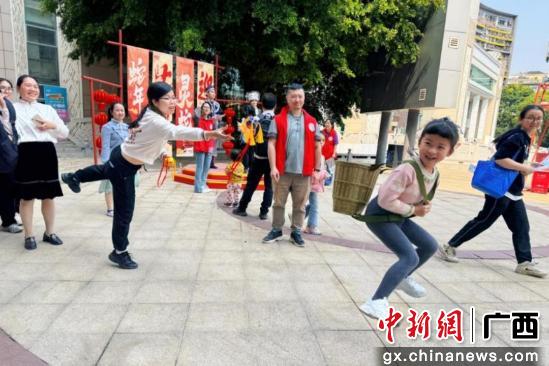 [中新网广西]广西图书馆共庆“三月三”系列活动欢乐开启