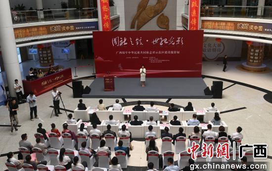 [中国新闻网]重磅摄影展在广西壮族自治区图书馆开展