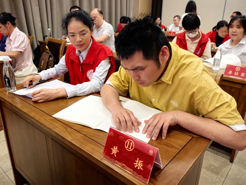 附件2：我馆志愿者协助参赛者答题.jpg