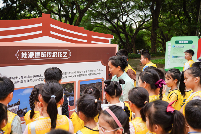 同学们参观“桂筑安居科普汇”住建知识展.jpg