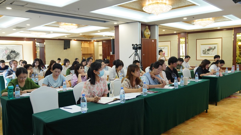 学员认真聆听讲座.jpg 学员认真聆听讲座.jpg