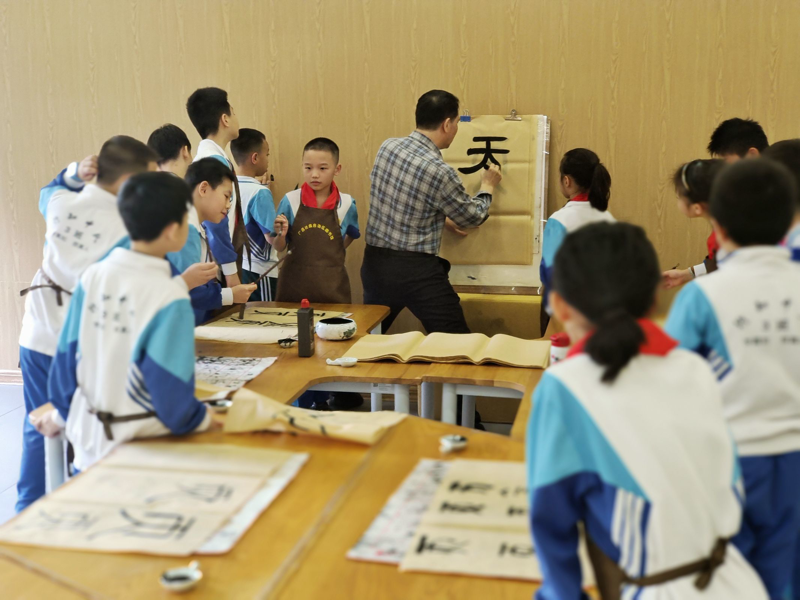 书法研学课上图书馆老师现场书写毛笔字.png
