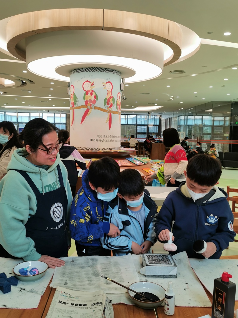 拓印研学课上孩子们为印章上墨.jpg