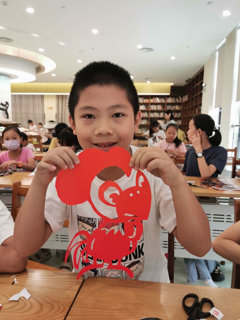 剪纸研学课上孩子分享剪纸成果.jpg