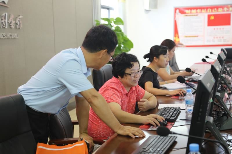 自治区评估组对市图书馆评估材料进行复核