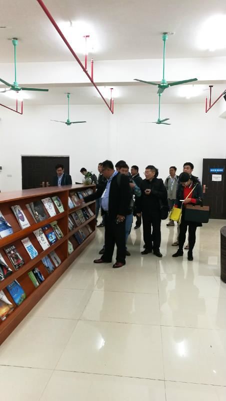 参观报刊阅览室