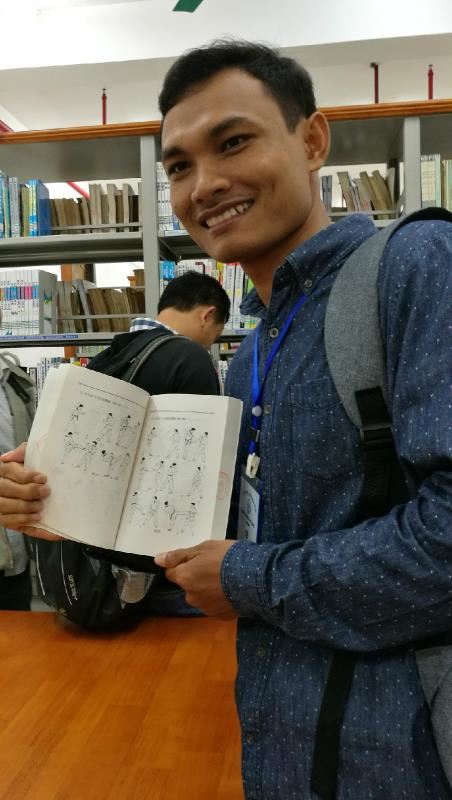 柬埔寨客人兴致勃勃地阅读