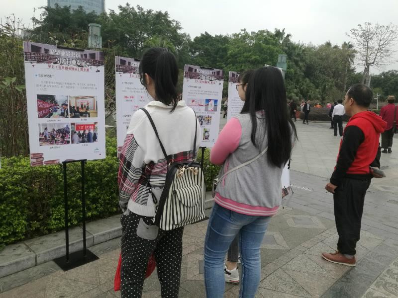 《公共图书馆法》展板吸引了读者