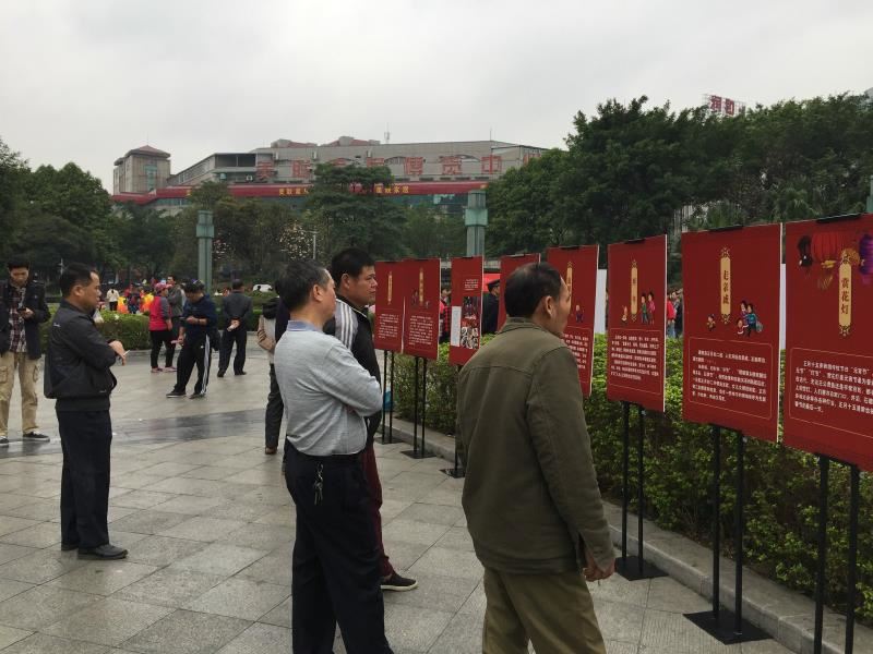 柳州市民观看民俗展