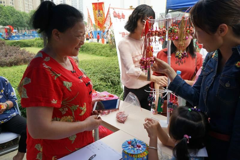 传承人向读者讲解“麽乜”