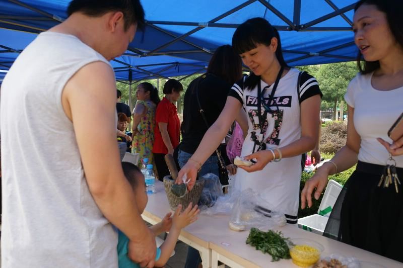 工作人员向读者发放艾馍