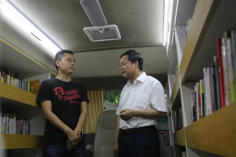 周异决市长参观图书车