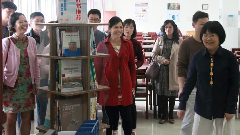 梁晓天馆长引导来宾参观广西科技大学图书馆