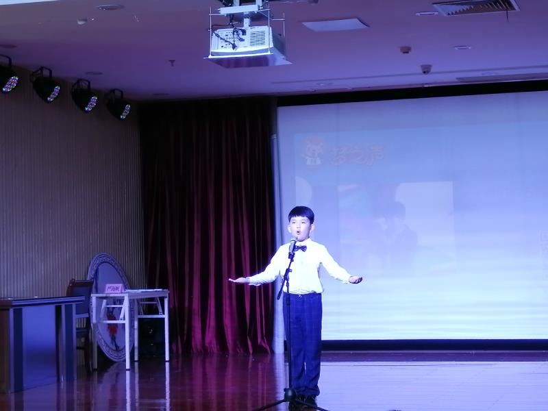 小朋友声情并茂地朗诵