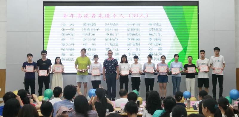 广西科技大学图书馆副馆长窦鹏为青年志愿者先进个人颁奖