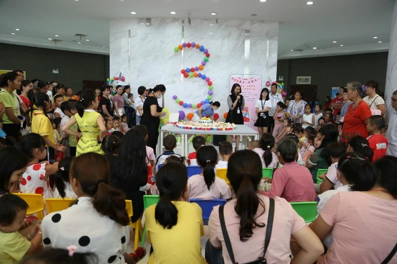 生日蛋糕分享会现场