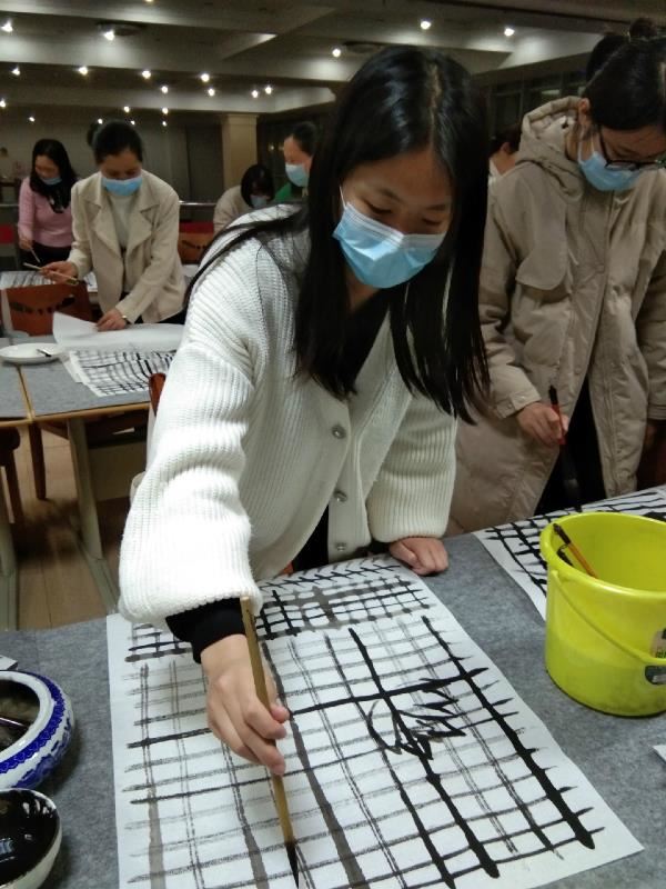 美术班学员练习构图基础