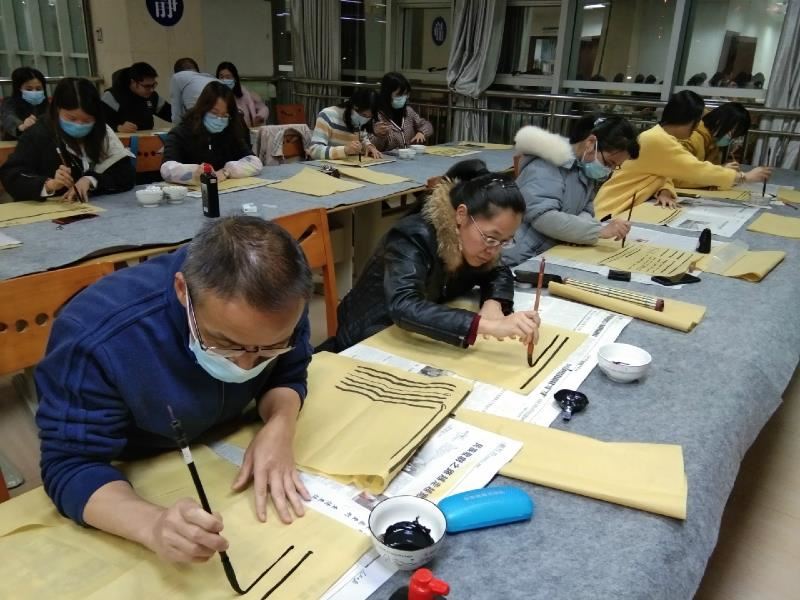 书法班学员练习书法
