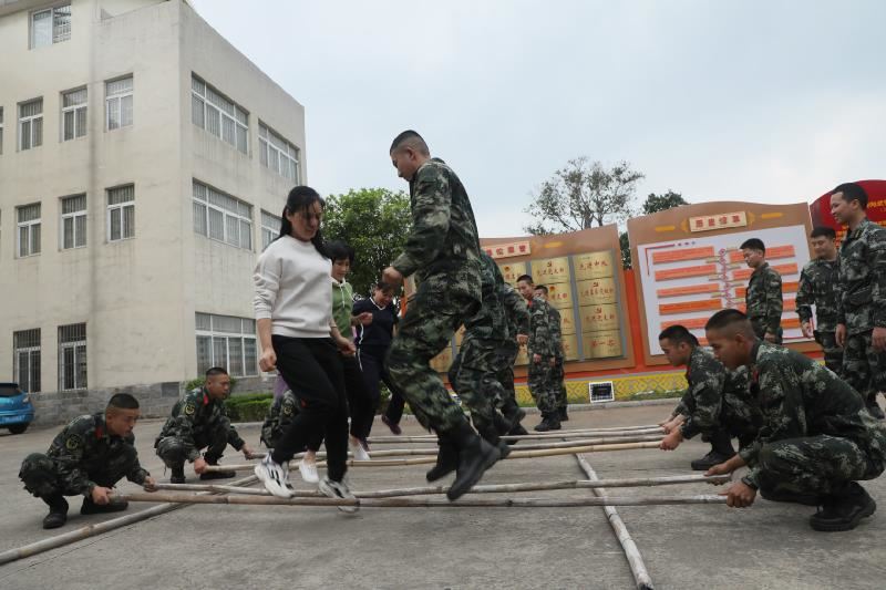 跳竹竿舞