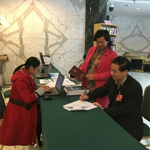委员积极建言献策，区图服务热情周到