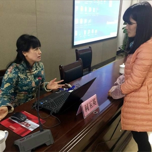 我馆应邀赴百色市图书馆就两会信息服务做专题培训