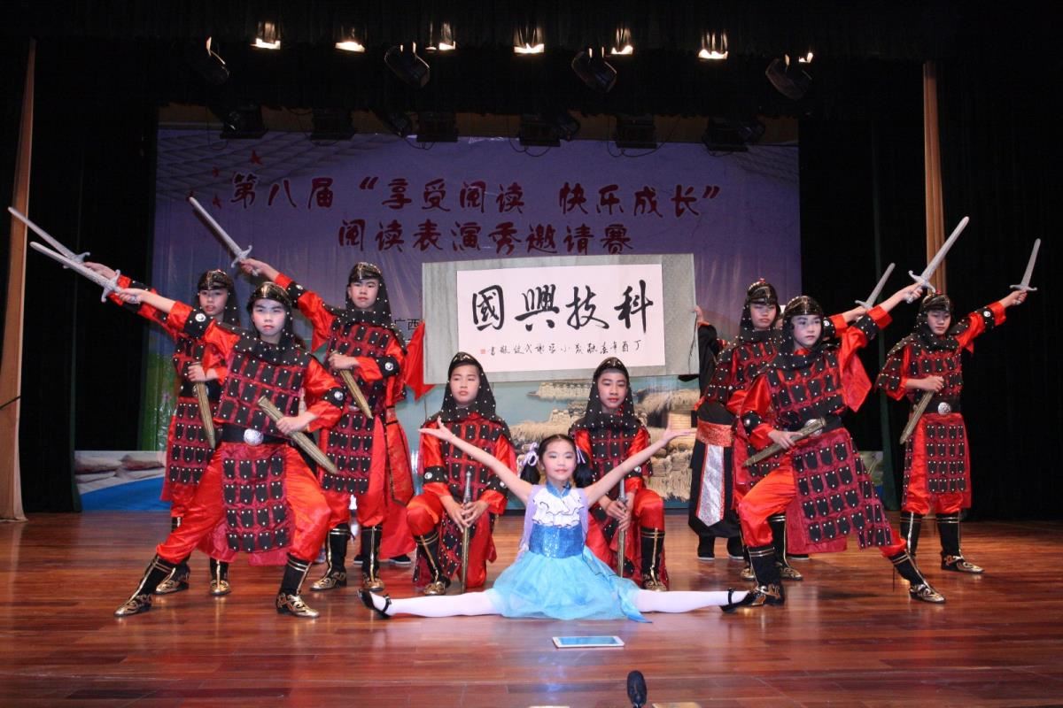 融晟小学表演《草船借箭新编》