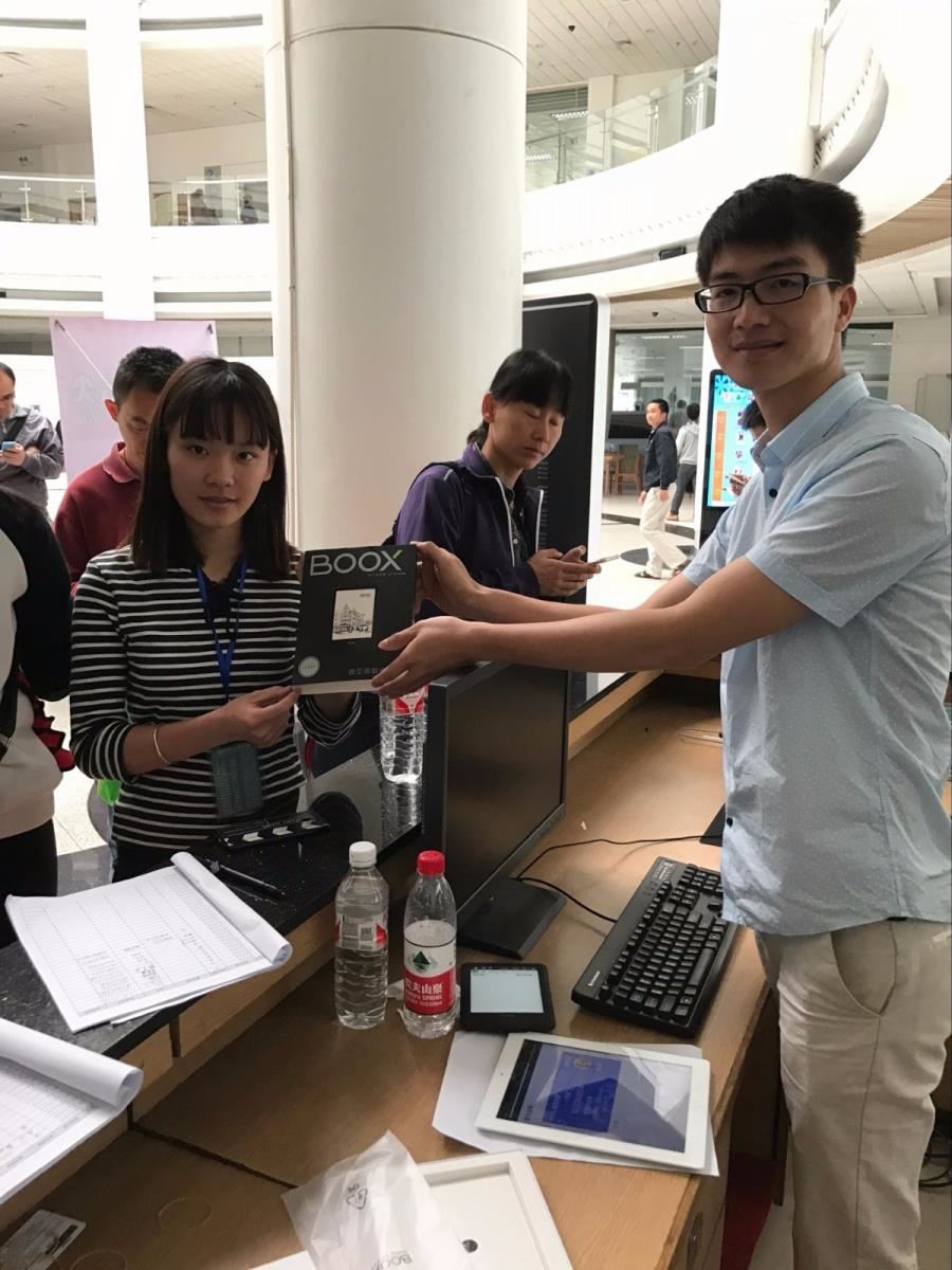 423世界读书日活动发放奖品1