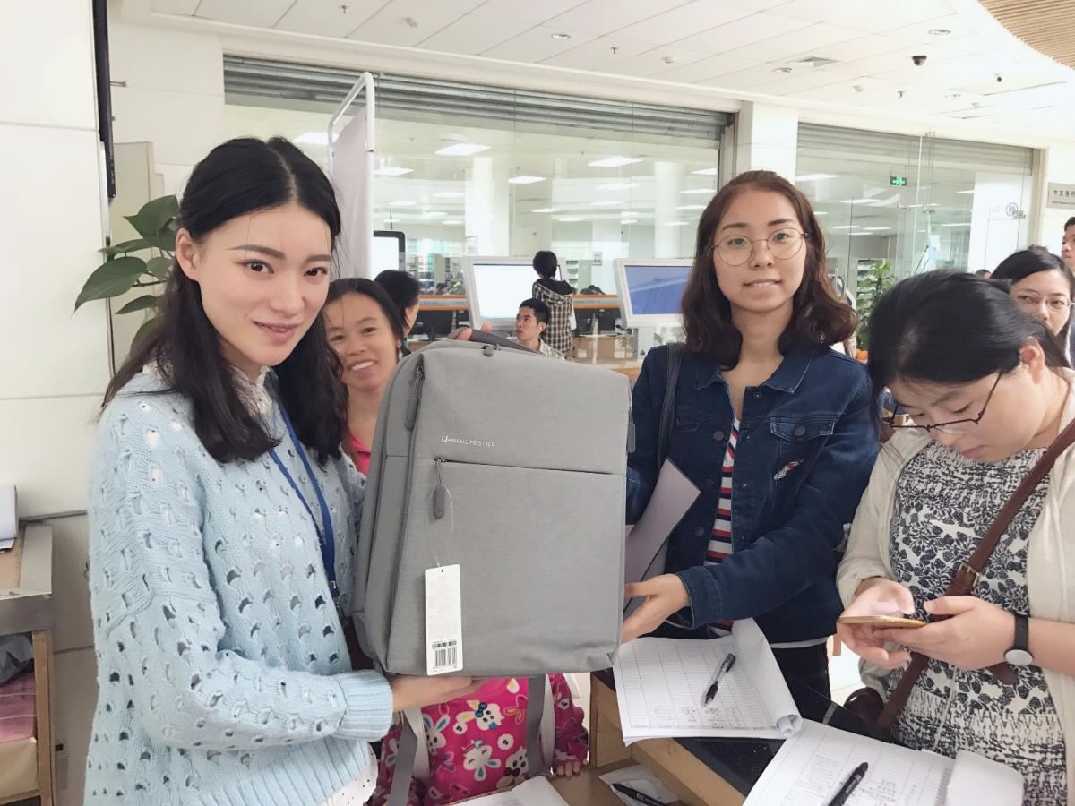 423世界读书日活动发放奖品3