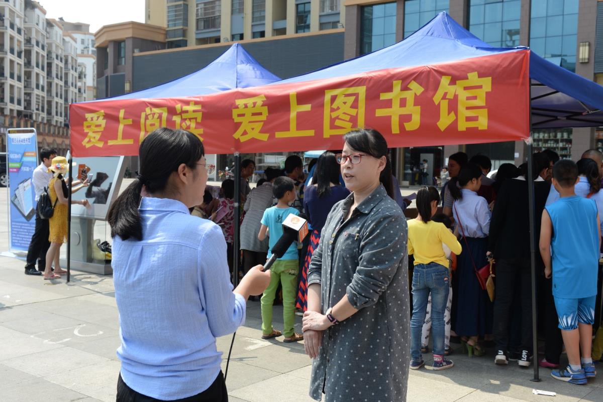 广西图书馆赴基层馆开展“爱上阅读 爱上图书馆” 主题活动