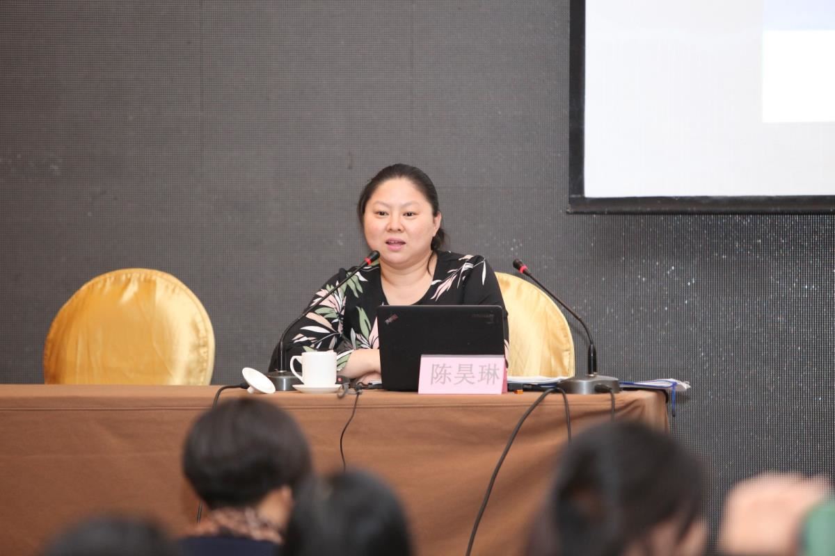 陈昊琳教授为学员们进行《公共图书馆评估标准》答疑