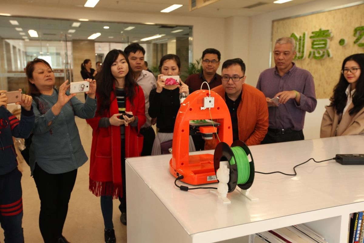 学员们体验广西桂林图书馆3D打印设备